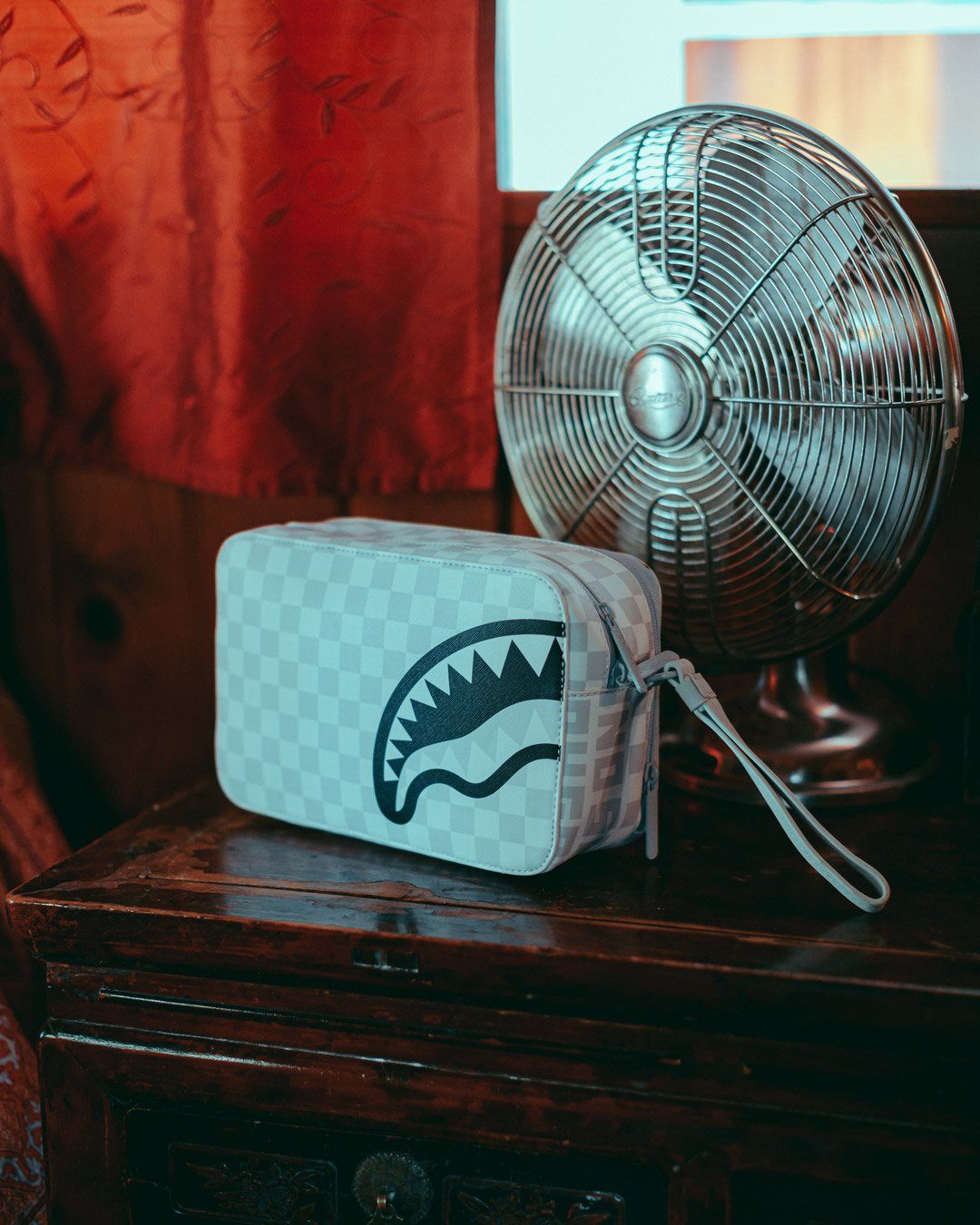 SPLIT THE CHECK (PEARL) TOILETRY BAG